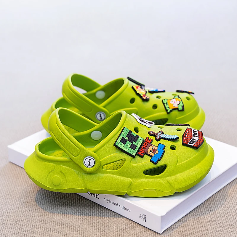 A pair of children's sandals suitable for summer wear, with soft and comfortable material and a perforated design. YXF-701-3