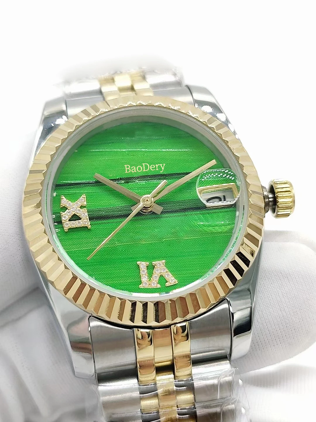 Stunning Women's Watch with 31mm Case & Green Dial - Boasting Roman Numeral Scale, Mechanical Movement, & Calendar Window for a