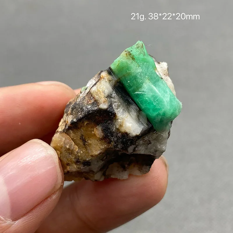 100% Natural green emerald mineral gem-grade crystal specimens stones and crystals quartz crystals