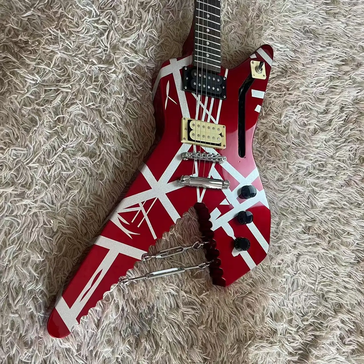 Guitarra elétrica Alien de 6 cordas de metal com listras vermelhas e brancas, com fotos de envio reais, em estoque