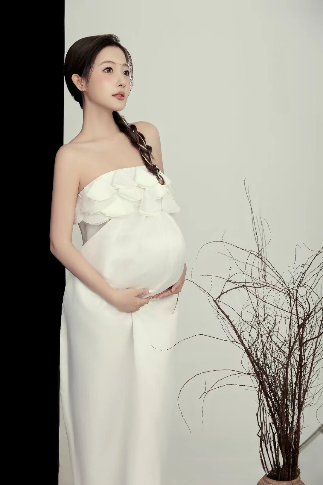 ชุดเดรสคลุมท้องสำหรับถ่ายภาพ สีขาว สไตล์วินเทจ หรูหรา แบบรัดรูป แต่งระบายยาว สำหรับถ่ายภาพในสตูดิโอ