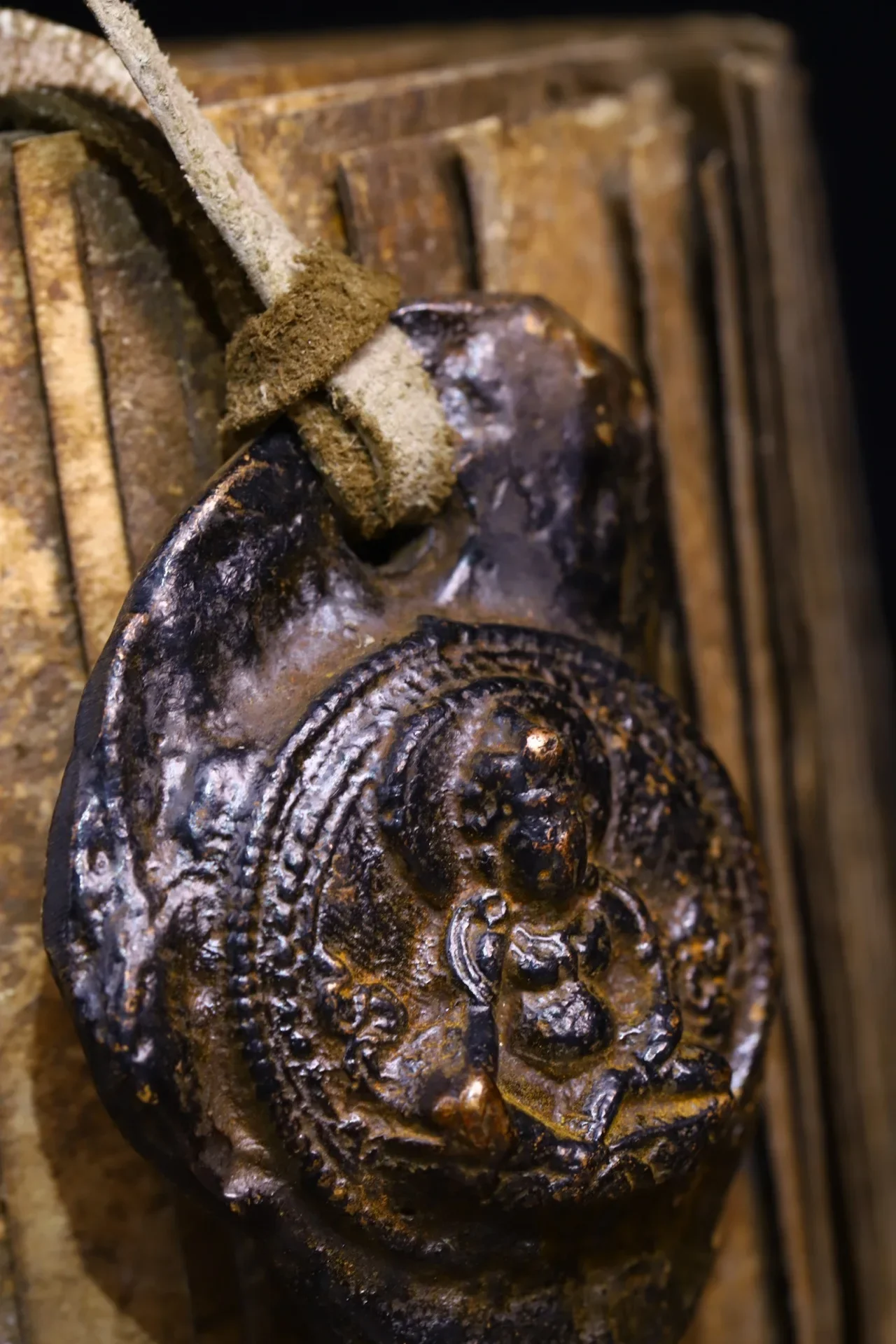 

3"Tibetan Temple Collection Old Bronze Cinnabar Yellow Jambhala Buddha Card God of Wealth Amulet Pendant Town house Exorcism