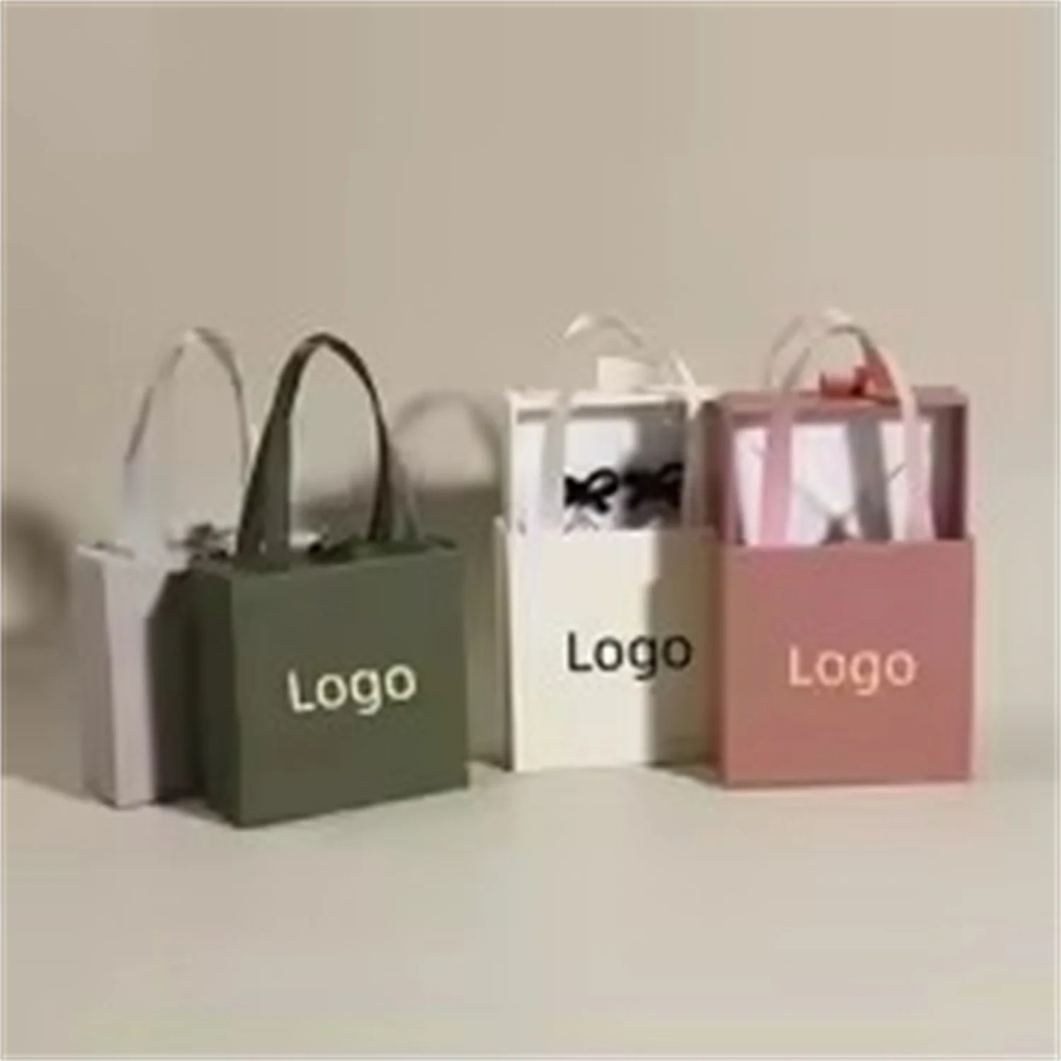50 комплектов, 9 × 9 см, ручная шкатулка для драгоценностей с логотипом из золотой фольги, персонализированный ящик для бумаги, настраиваемый логотип