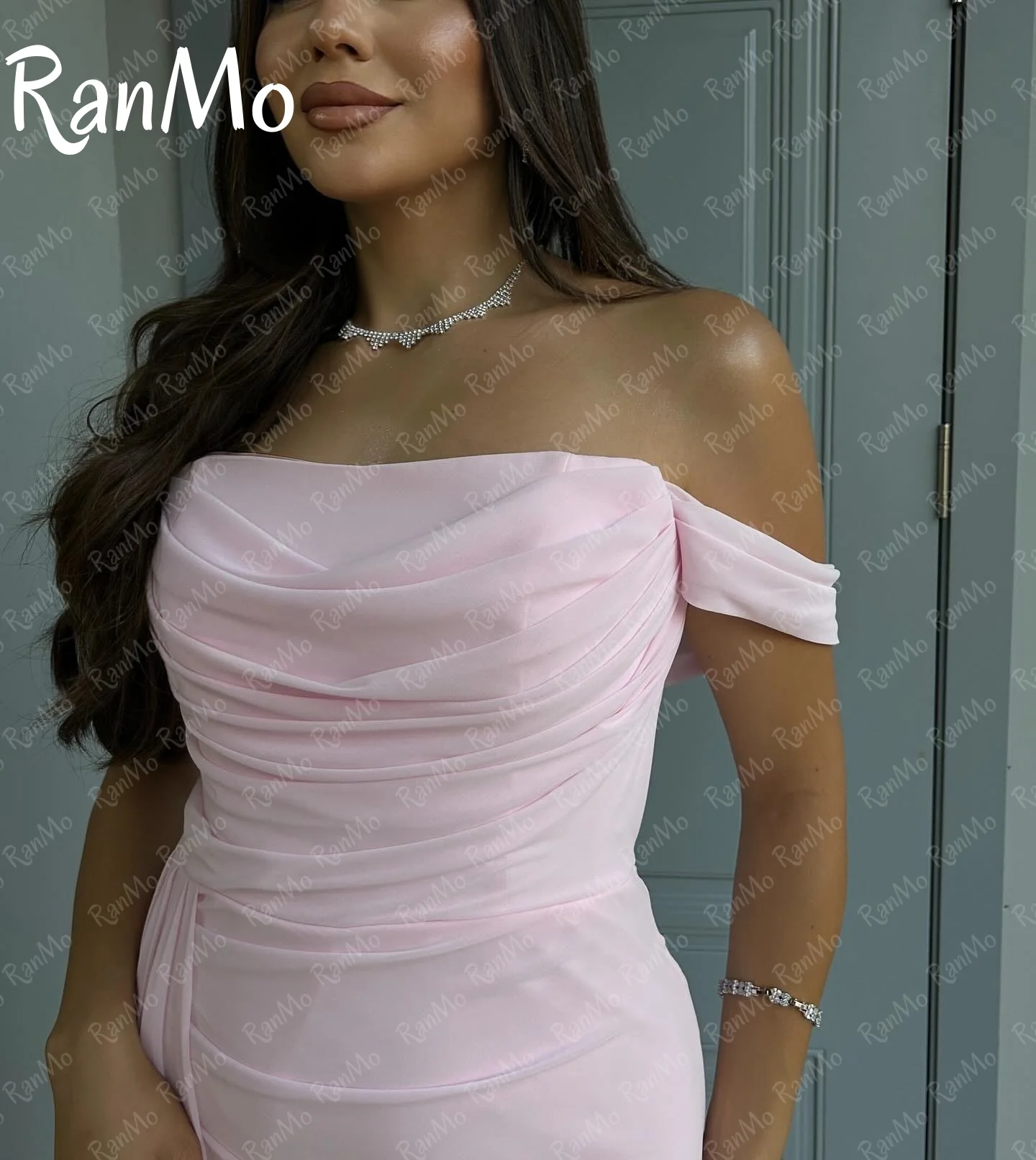 Ranmo Abiti da ballo in chiffon rosa personalizzati con spalle scoperte Pieghe a trapezio Lunghezza pavimento Abito da cerimonia nuziale Elegante da sera per donna