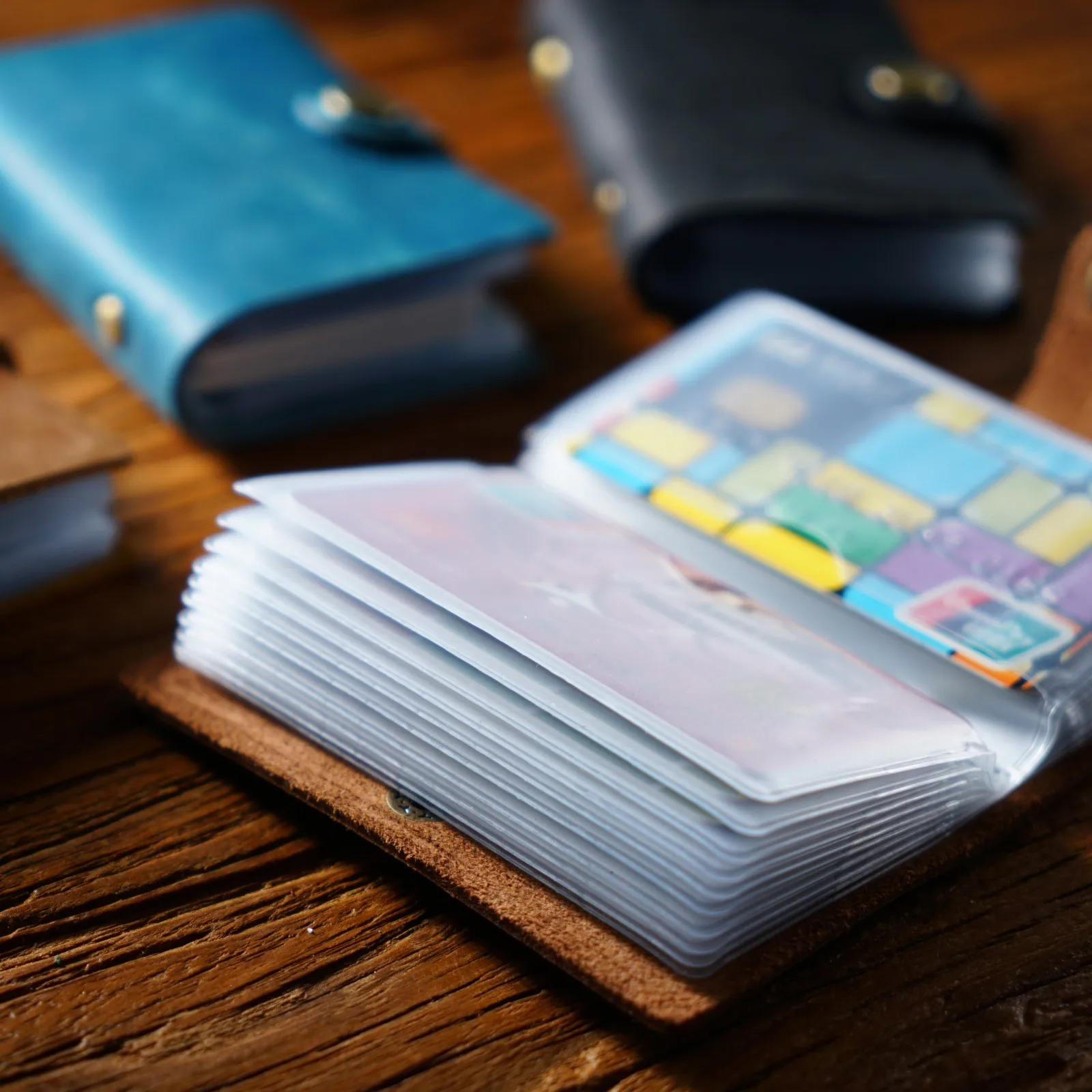 محفظة بطاقات الائتمان الجلدية العتيقة مع 20 فتحة PVC، حافظة حامل بطاقات بسيطة من الجلد الناعم للنساء والرجال مع إغلاق سريع