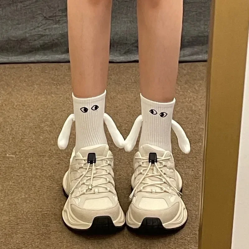 

Cartoon cute embroidered eyes, couple socks that can hold hands, and cute and versatile socks for trendy girlfriends