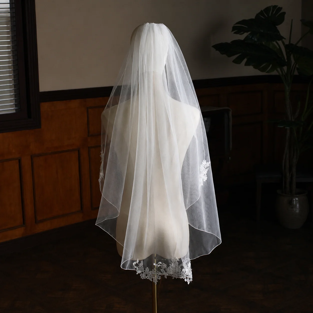 Bridal Veil Elegant Elbow Length Veil Embroidered Lace Veil Romantic For Wedding Ceremony Art Photoshoot Studio Styling