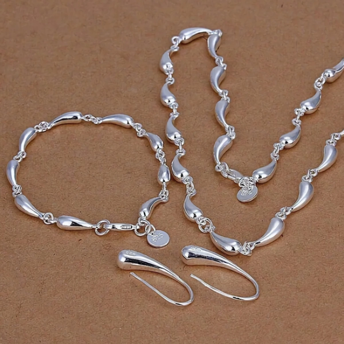 

Горячая распродажа: высококачественный набор украшений из серебра 925 пробы с подвесками в форме капли, серьги, браслеты, модный ювелирный комплект для женщин, свадебные аксессуары.