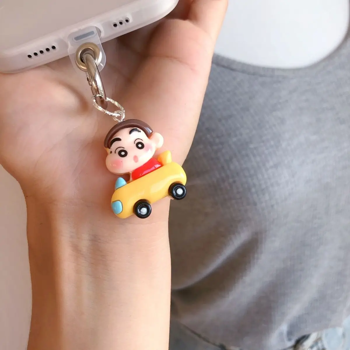 ใหม่ Kawaii Crayon Shin-Chan จี้พวงกุญแจโทรศัพท์มือถืออุปกรณ์เสริมอะนิเมะการ์ตูนนักเรียนน่ารักความงามเรซิ่นเครื่องประดับของขวัญ