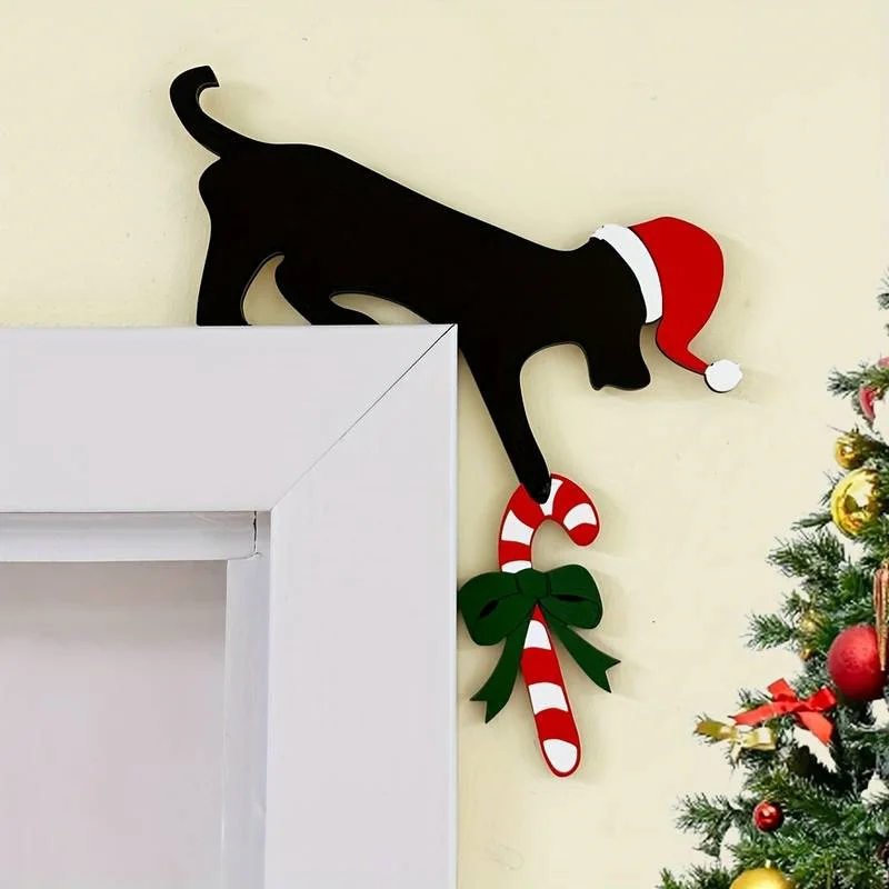 O cão encantador deu forma à decoração do canto da porta do Natal, madeira rústica da imitação, atmosfera perfeita do feriado e decoração do partido