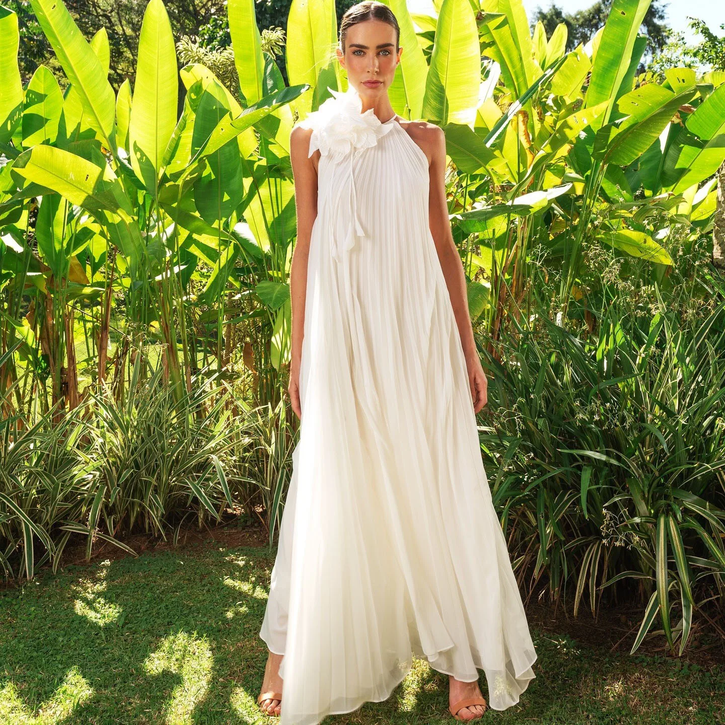 

Boho Stylish White Pleated Long Women Robe With 3D Flower Halter A-line Long Oversize Women Maxi Dresses Bridal Gowns