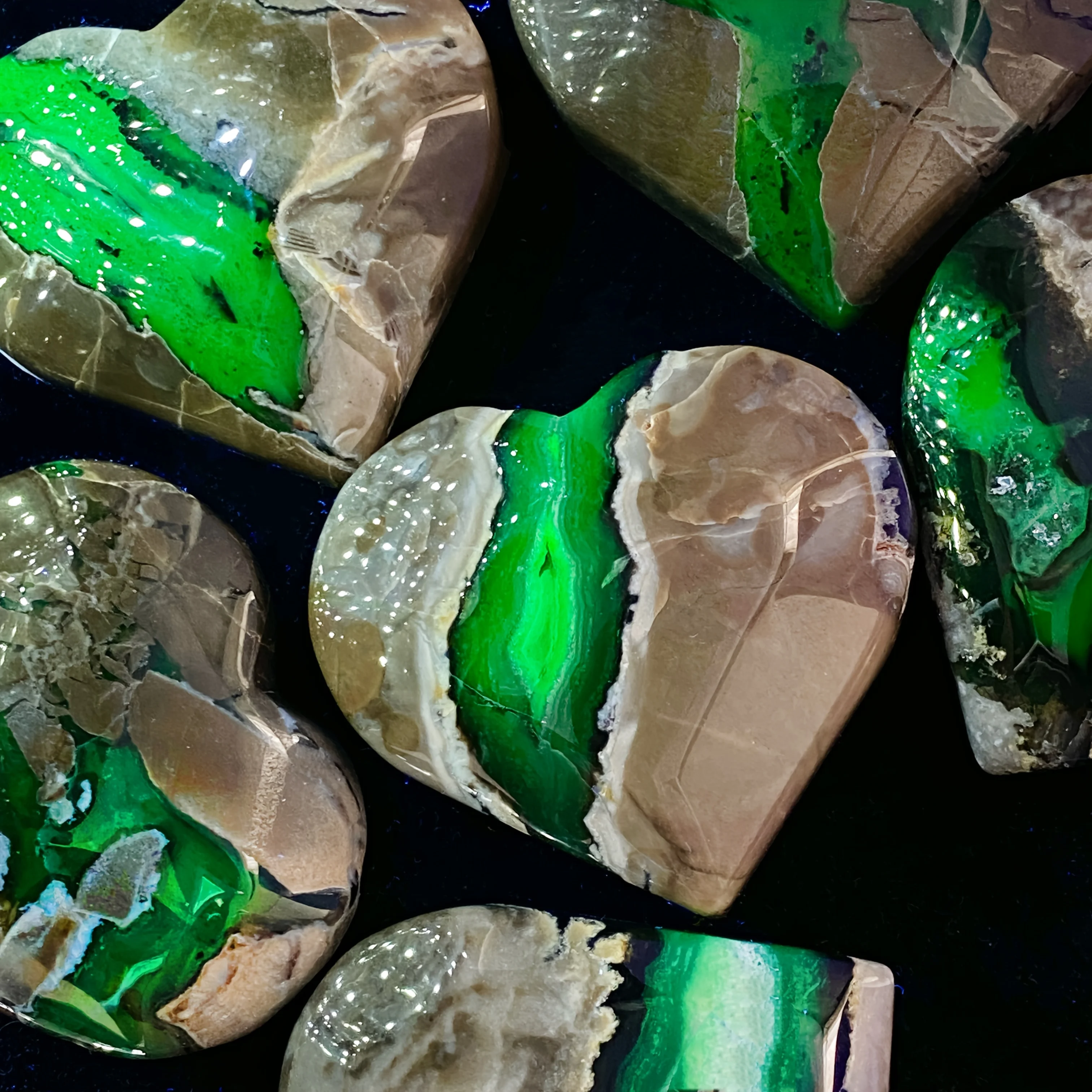 1 Pieza de Ágata Fluorescente en Forma de Corazón, Piedra Reactiva a los Rayos UV, Adorno Decorativo para el Hogar, Piedra Natural Única de Colección, Decoración para el Hogar y la Oficina