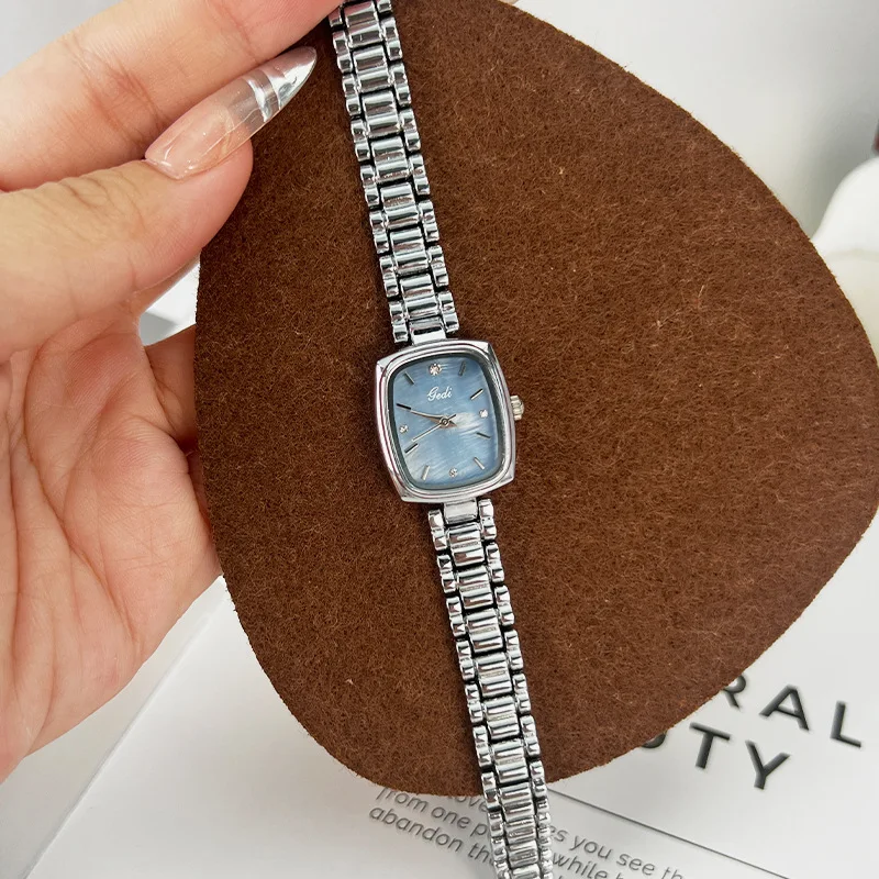 

Изысканные женские наручные часыМаленькие и нежные часы с маленьким циферблатом и ремешком-браслетом Кварцевые часы в винтажном стилеМодные.