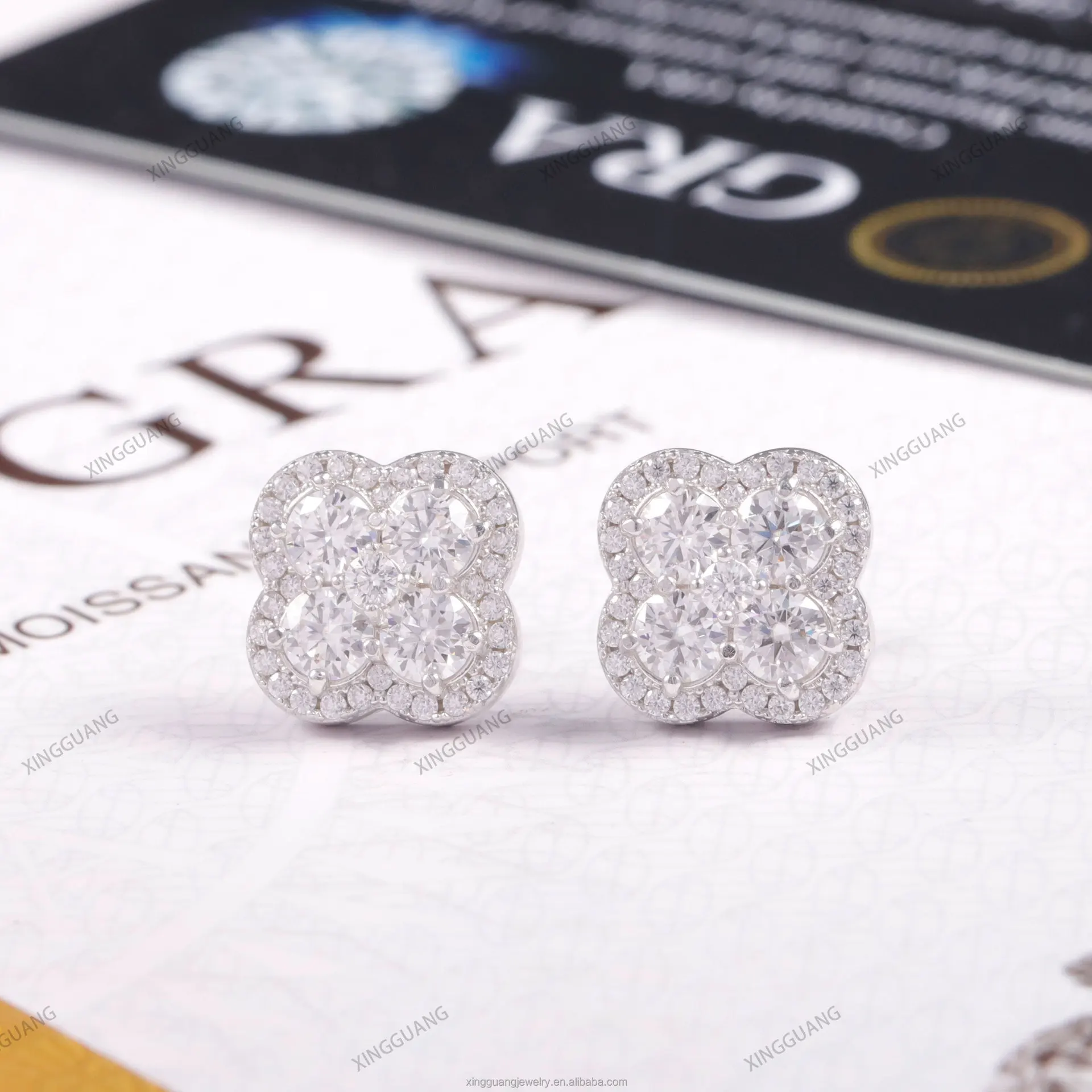 

High grade pure silver moissanite inlaid with full diamond clover earrings, fashionable and versatile accessories