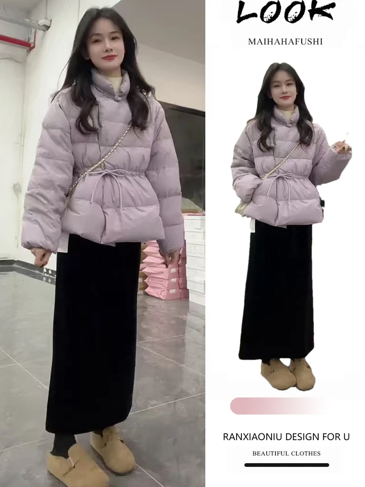 

Утепленный комплект из пуховика с высоким воротником и длинной юбки для женщин: теплый повседневный зимний модный ансамбль, розовое пальто-пуховик