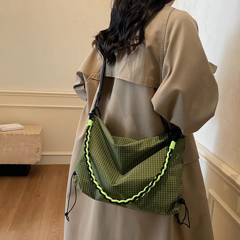Lässige, karierte, wasserdichte Stoff-Umhängetasche, leichte Reisetasche für Damen, vielseitige Crossbody-Tasche – Detail 12