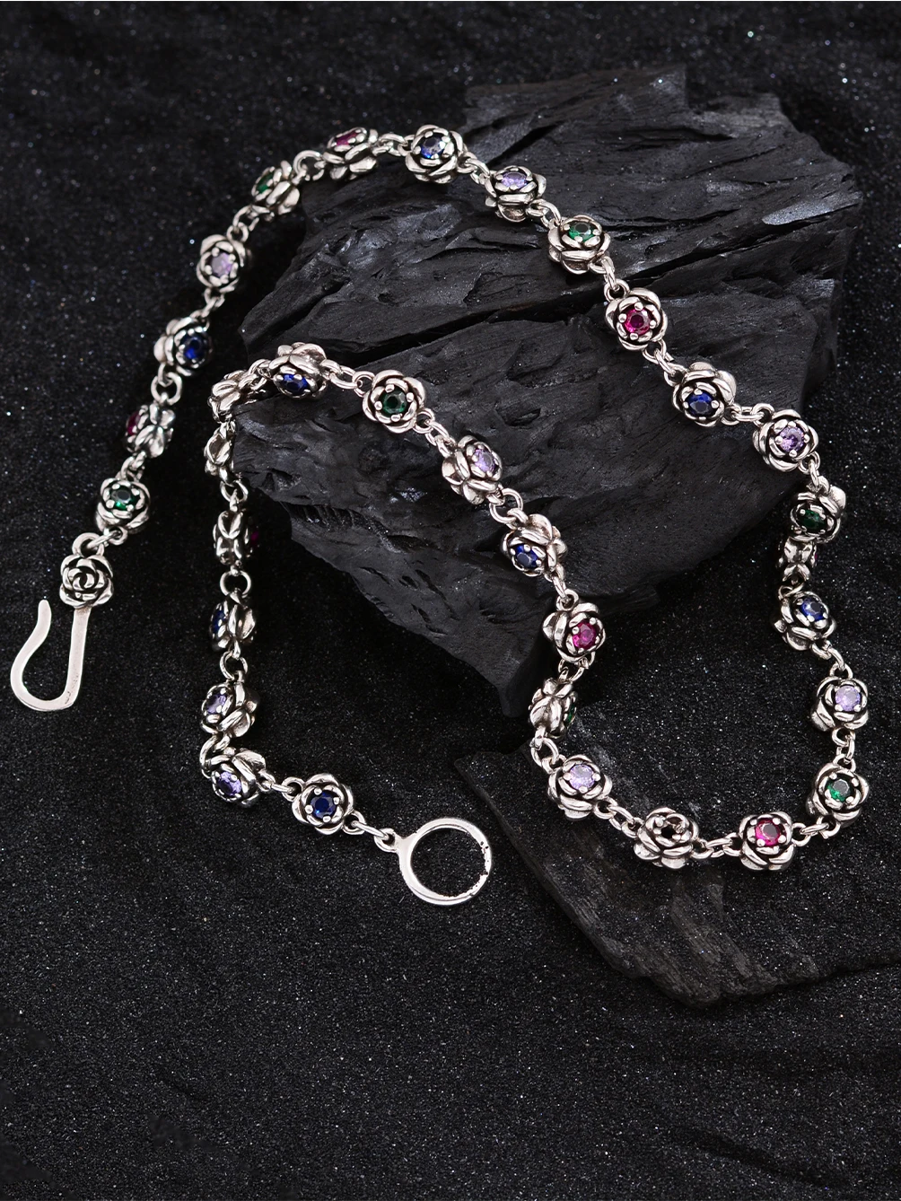 Luxuriöse Regenbogen-Zirkon Rosenblüten-Halskette für Damen, Modisch und Einzigartig, Nischen-High-End-Stil, Minimalistische Schlüsselbeinkette – Detail 4