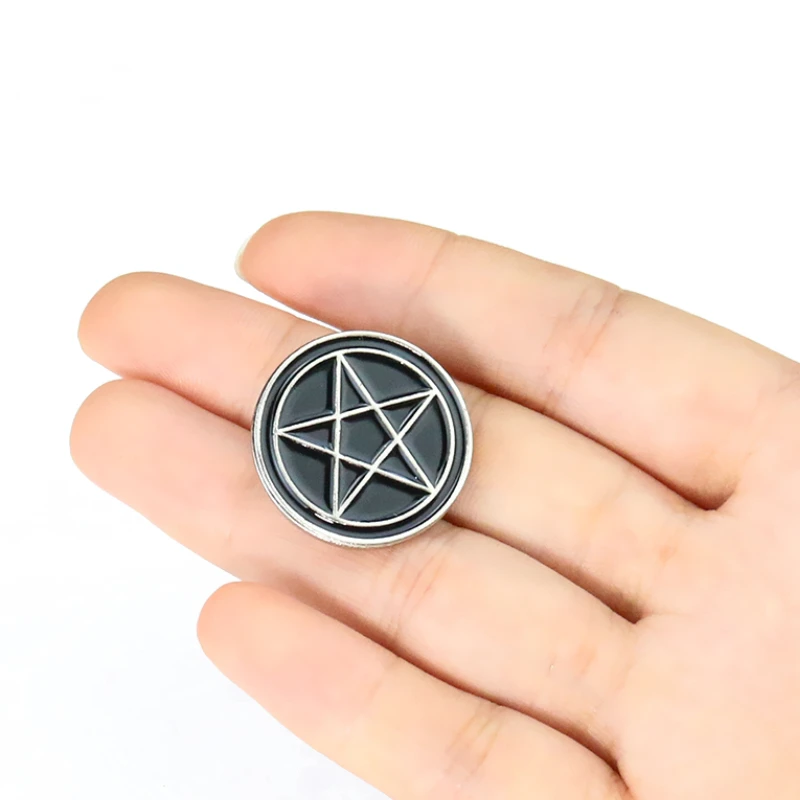 Czarny Pentagram broszka szatan lucyfer Demon czary Pin Pentagram odznaka kołnierz gotycki klapa torba plecak kobieta mężczyzna biżuteria prezent