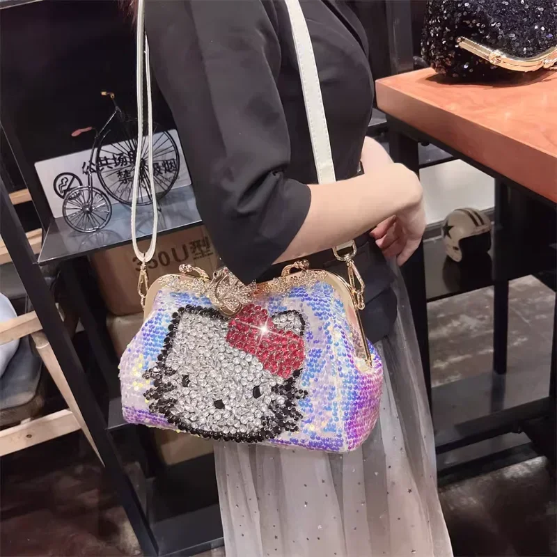 

2025 модная новая высококачественная сверкающая бриллиантовая инкрустация Hello Kitty ретро легкая роскошная универсальная женская ручная банкетная сумка
