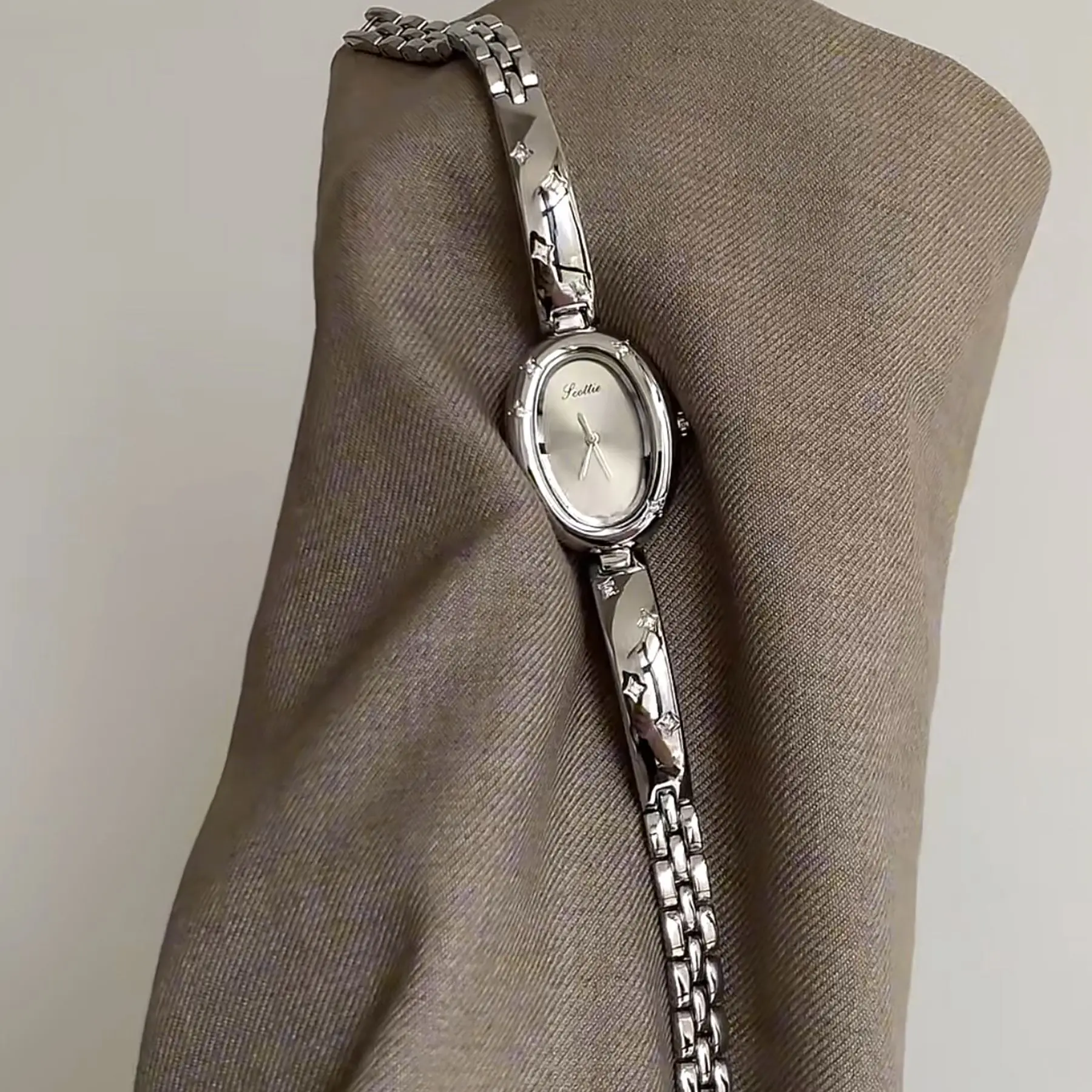 Retro-Style Understated LuxurySophisticated Rectangular Wristwatch Minimalist Retro Quartz Watch For Women Luxury Women'S Watch.