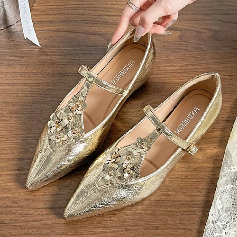 

Elegant Gold Soft Leather Low Heel Pumps Women Flower T Strap Buckle Design Dress Shoes Luxury Brand Designer Flats for Women