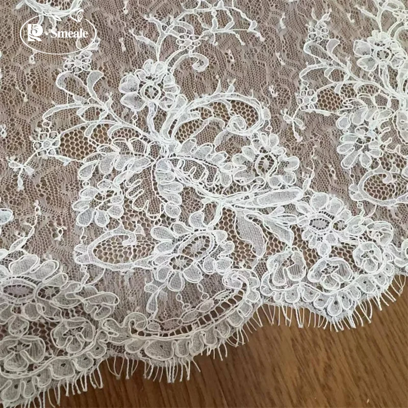 3MX1,5M Hochzeitskleid-Stoff mit Weißen Geometrischen Blumen. Hochwertiger Spitzenstoff mit Wimpernrand NEU – Detail 3