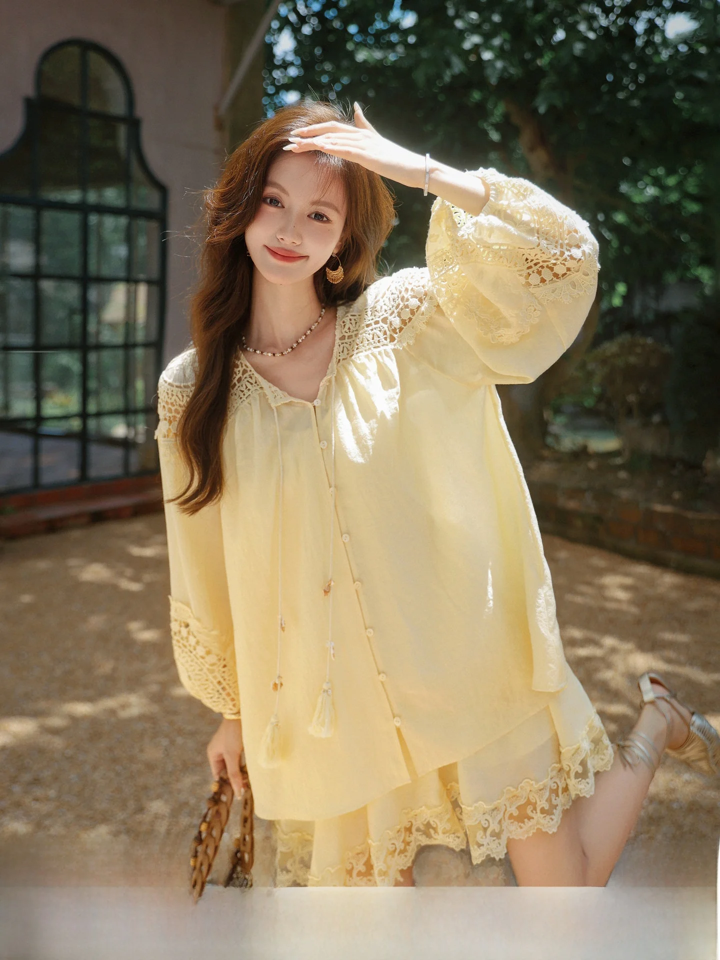 

Комплект из топа с V-образным вырезом и длинными рукавами и короткой юбки для женщин: летний модный наряд с цветочным кружевом и ажурной вышивкой, эффектный образ для девушек