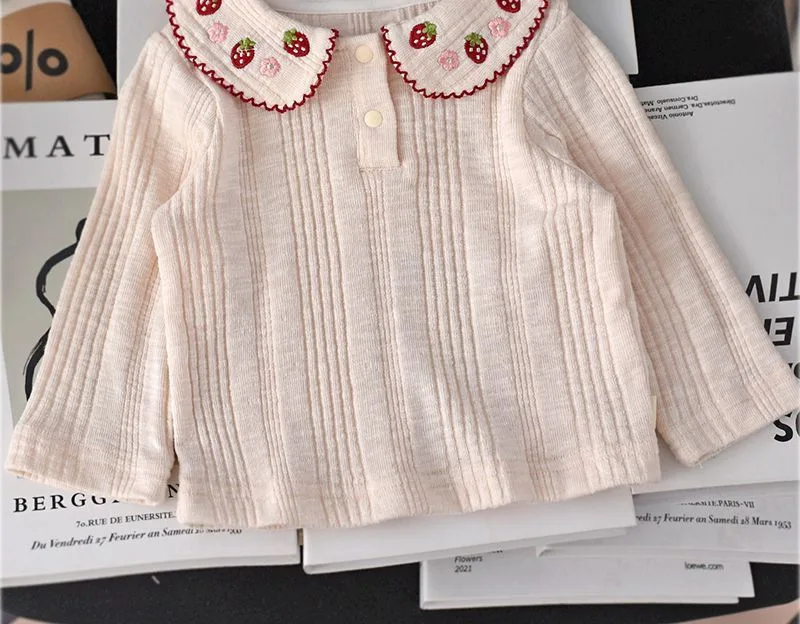 Koreanisches Mädchen-Basisshirt für Frühling und Herbst, langärmelig für junge Mädchen. Stilvolles Kinder-Shirt mit Cartoon-Erdbeer-Motiv. – Detail 3