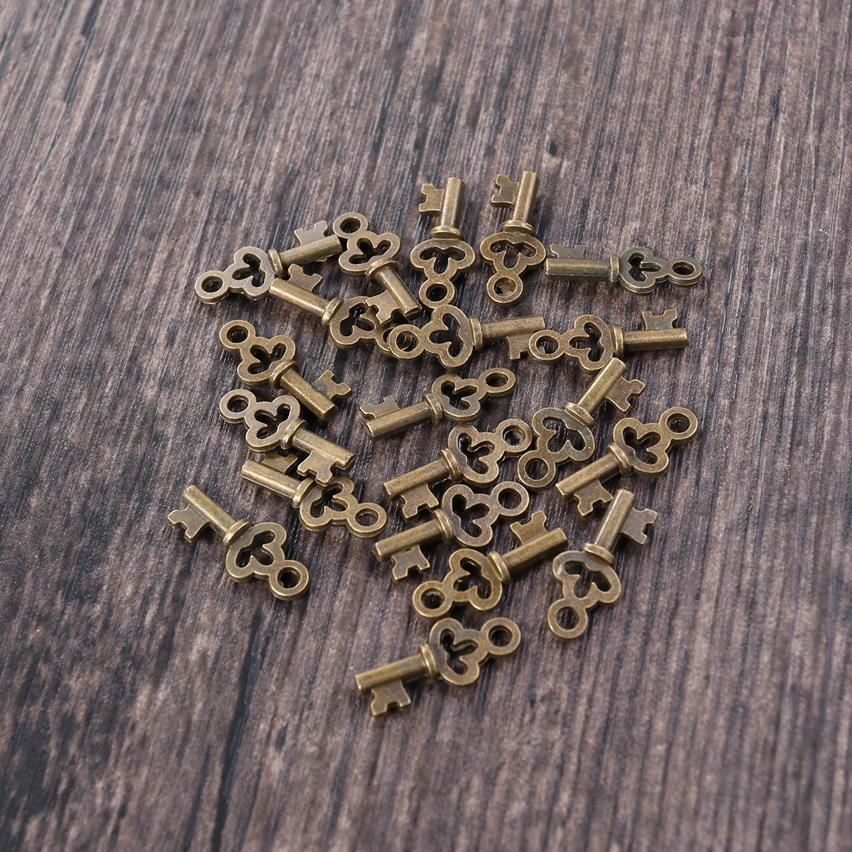 

20pcs Bronze Vintage Keys Pendant Charms Diy Jewelry Making Accessories Necklace Bracelet Keychain Decorations 7X17Mm
