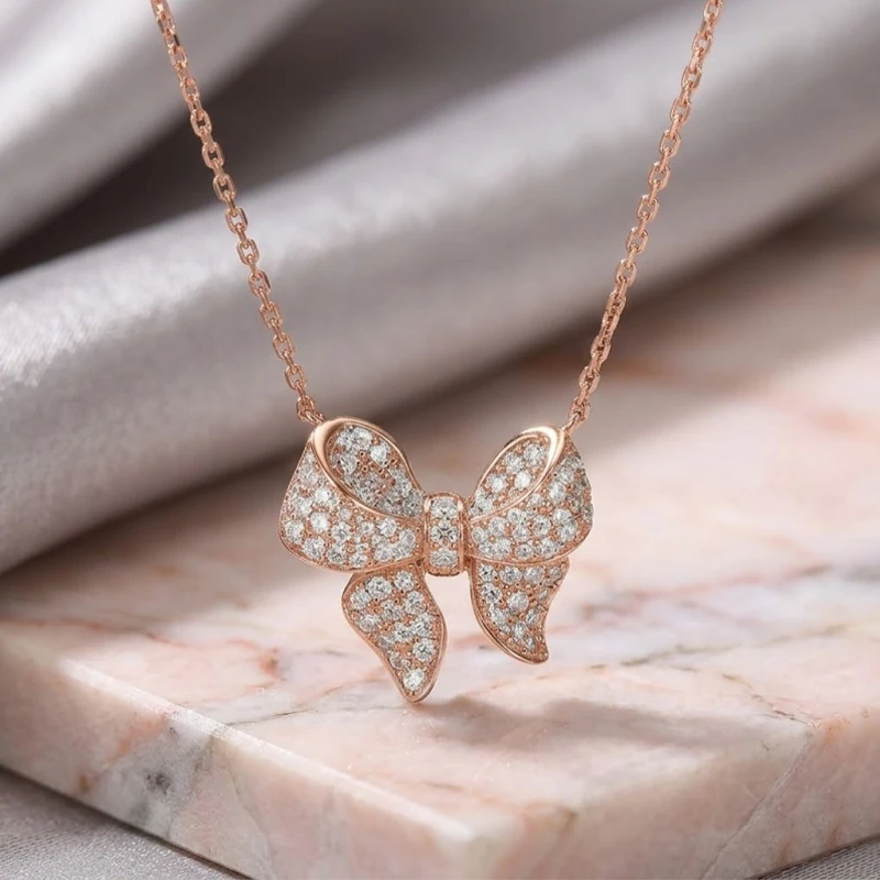 Huitan zierliche Halskette mit Schleifenanhänger für Damen, süß, modern, stilvoll, hübsch, modische Accessoires, anmutiger, schillernder Schmuck für die Hochzeit