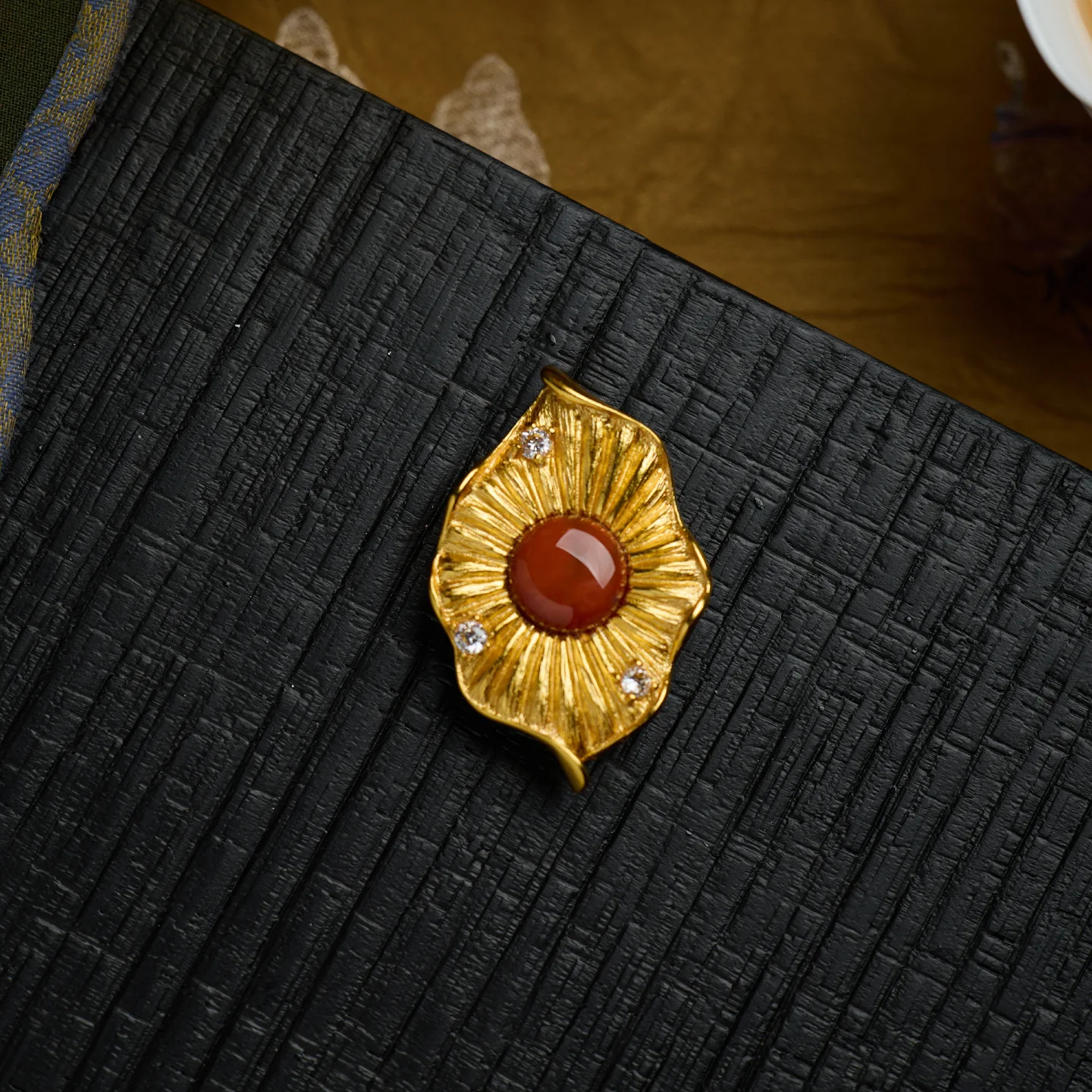 Natural Red Agate Brooch, Hand‑Textured Dual‑use Brooch & Pendant Elegant Luxury Jewelry Gift for Women Daily Banquet