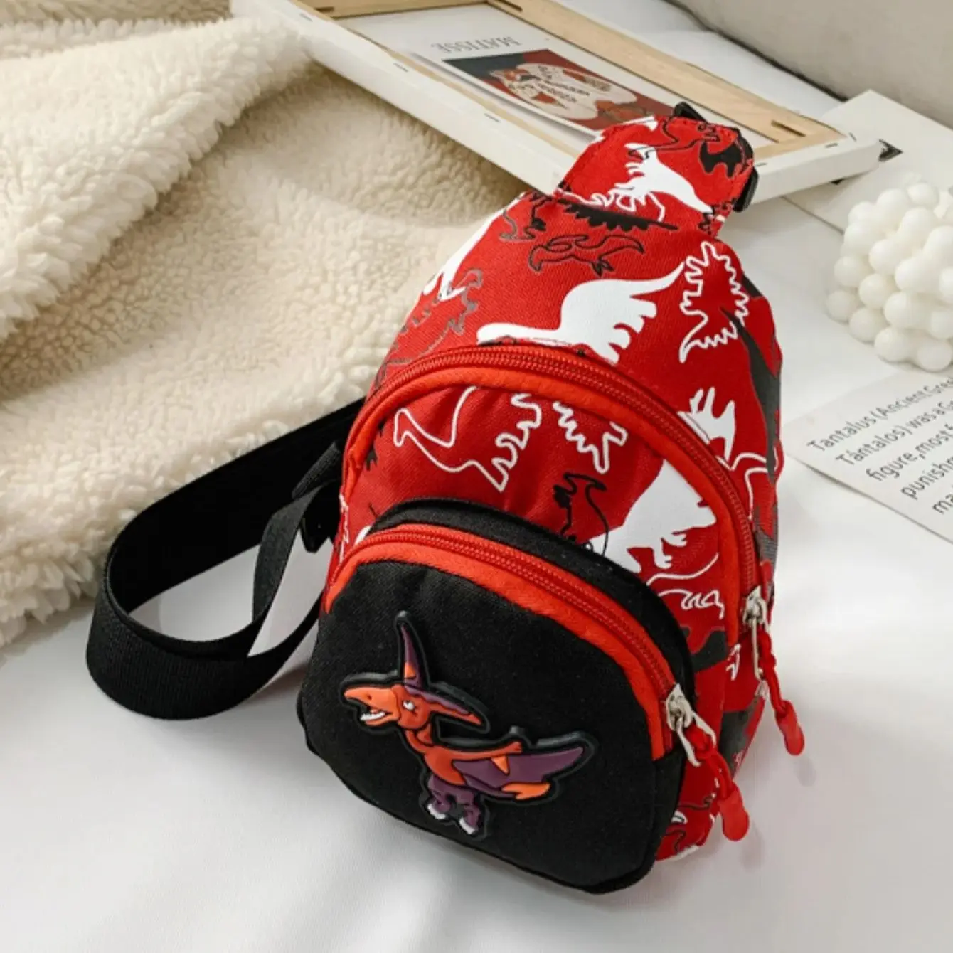 Children's waist bag for boys, cute dinosaur design, small crossbody bag, coin purse, lightweight, mini and foldable.