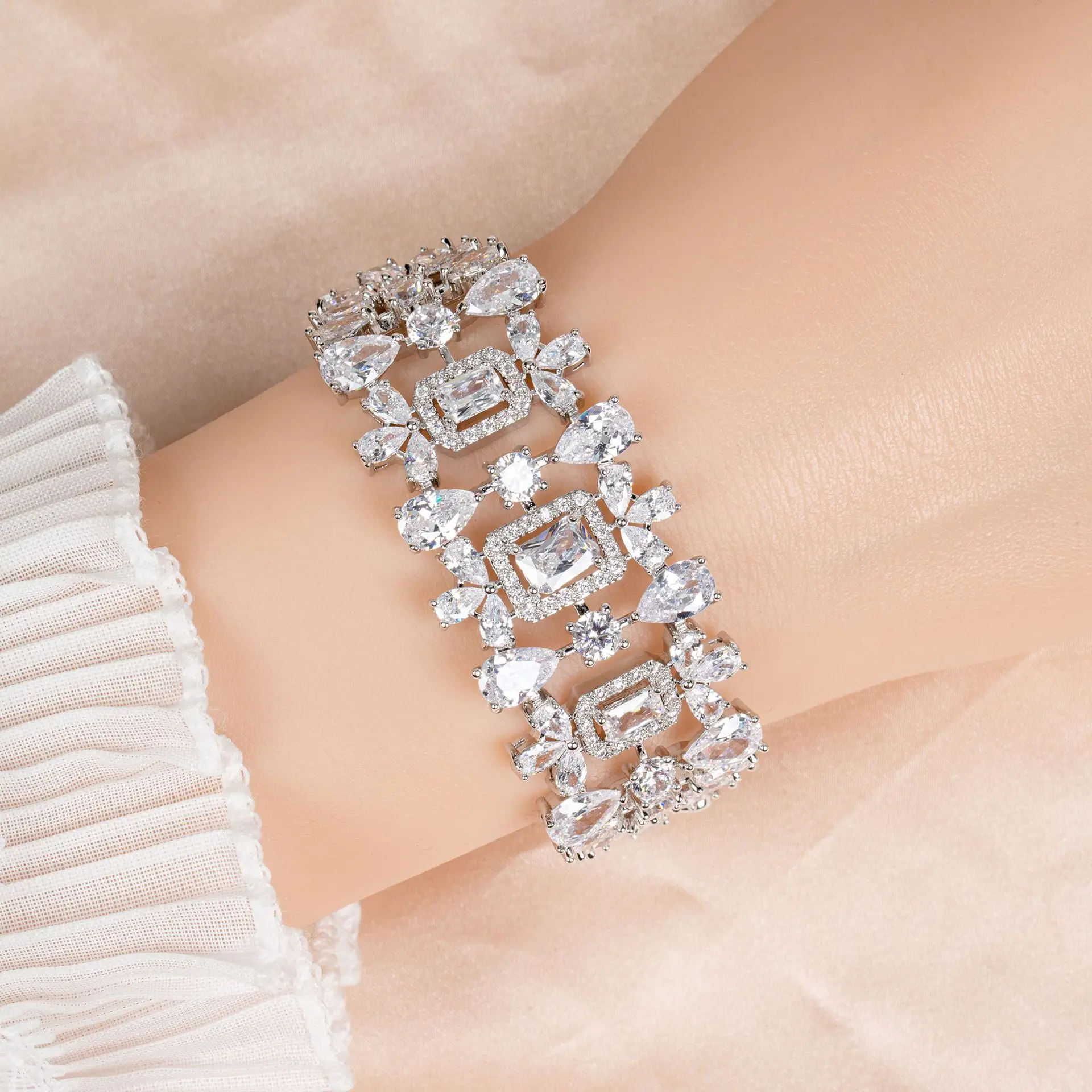 

Gorgeous Simple White Glow Bracelet Women's Heartwarming Costume Accessories Jewellery Set Party Holiday Gift Wedding Z-69