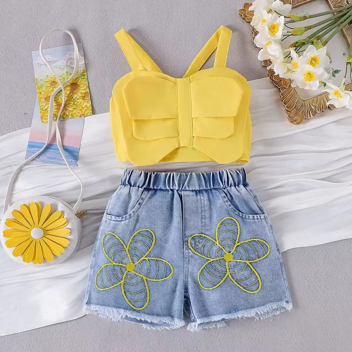

Europe and the United States Summer Sweet Cool Girls Set In Small Children Shorts Camisole Vest + Flower Shorts New Kids Outfits
