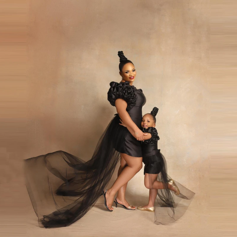 

Black Mother And Daughter Matching Dresses For Photo Shoot Puffy Shoulder Mini Length With Tulle Train Short Gown