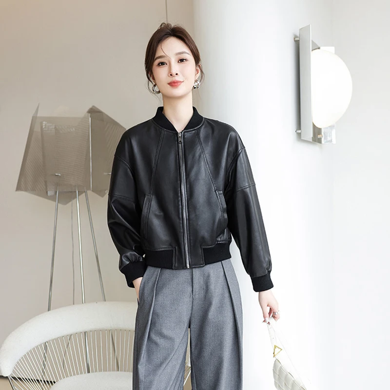 แจ็คเก็ตหนังเทียมสไตล์อเมริกันย้อนยุคสำหรับผู้หญิง แฟชั่นฤดูใบไม้ผลิและฤดูใบไม้ร่วง แจ็คเก็ตบอมเบอร์แบบครอปมีซิป แจ็คเก็ตหนัง PU สไตล์นักขี่มอเตอร์ไซค์สำหรับผู้หญิง