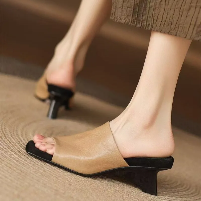 موضة جديدة ريترو الوجه يتخبط 2025 صيف جديد مولر ارتداء الانزلاق على لينة سوليد سميكة هريرة كعب الصنادل الغريبة عالية الكعب النعال