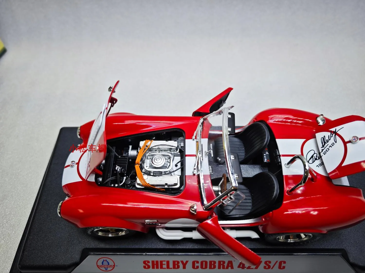 1:18 SHELBY COBRA 427 S/C จําลองรถสะสมของเล่นของขวัญของที่ระลึกจอแสดงผลเครื่องประดับ