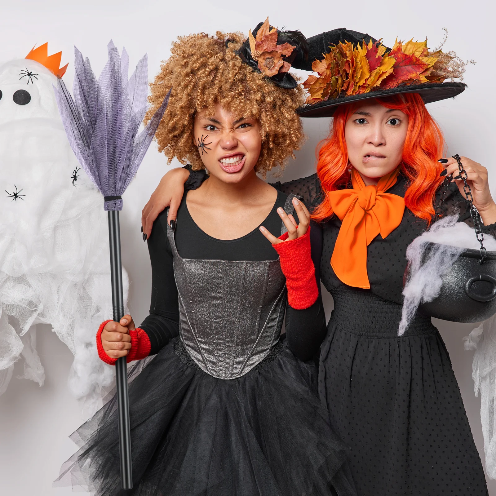 

Halloween Witches Broom Portable Simple Plastic Mesh Design Cosplay Party Favor for Wizard Masquerade Costume Prop Random