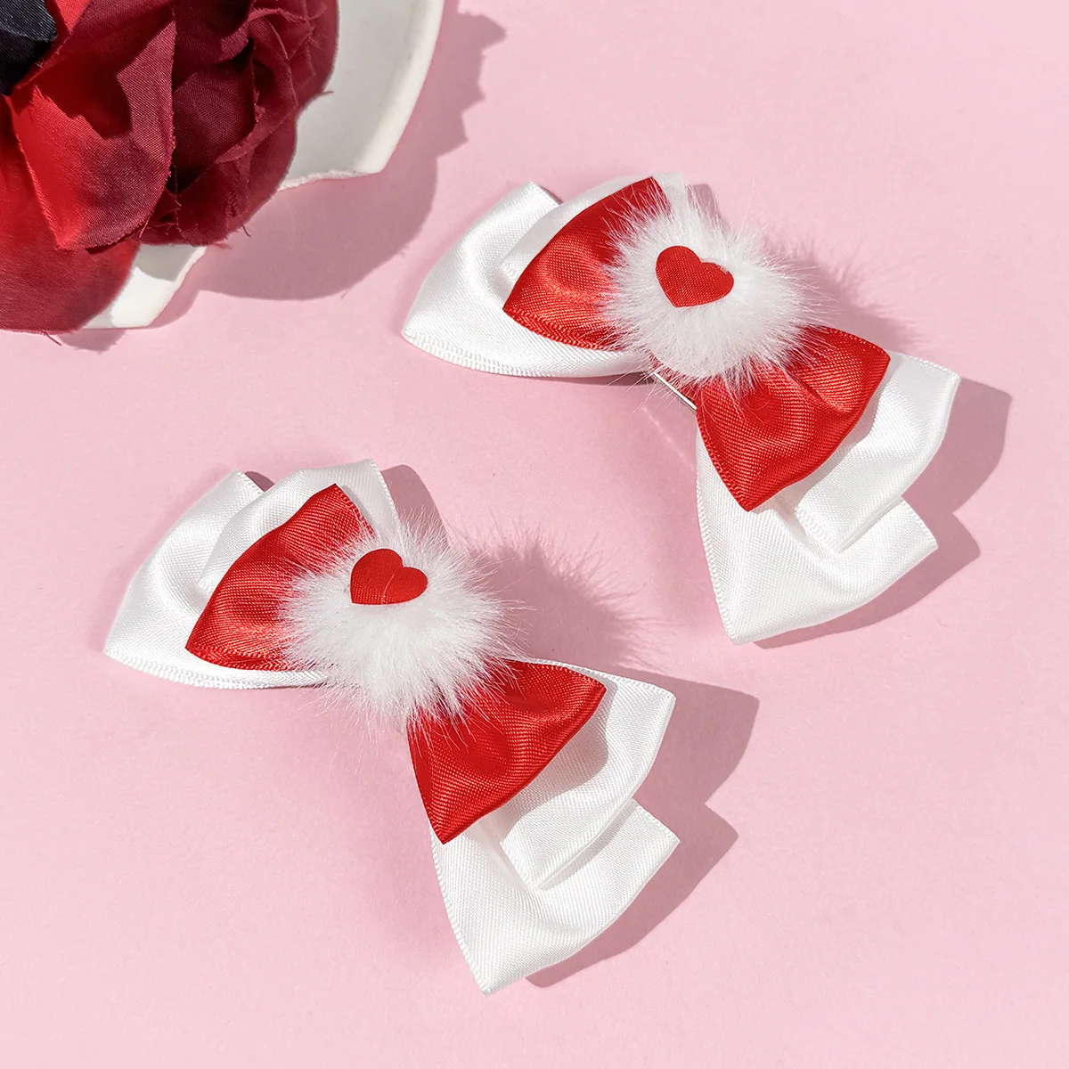 Niedliche Herz-Haarspangen aus Satin für Damen – flauschige modische Haaraccessoires für Alltag/Party/Lolita-Outfits (Rot/Pink/Weiß) – Detail 6