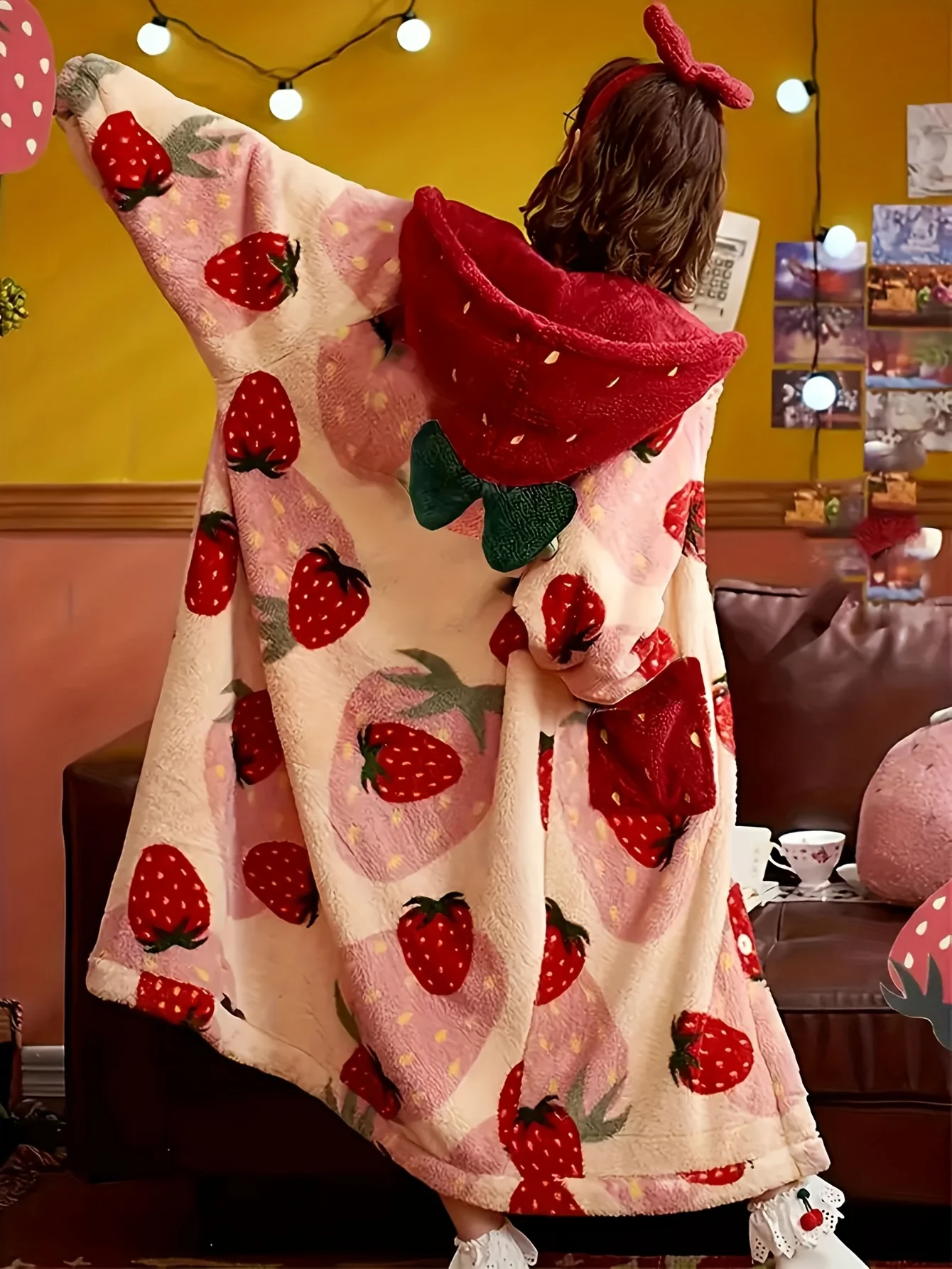 Robe casual com capuz com estampa de morango, mangas compridas, outono/inverno quente, forrado de lã, roupão casual de pelúcia grosso e abotoado.