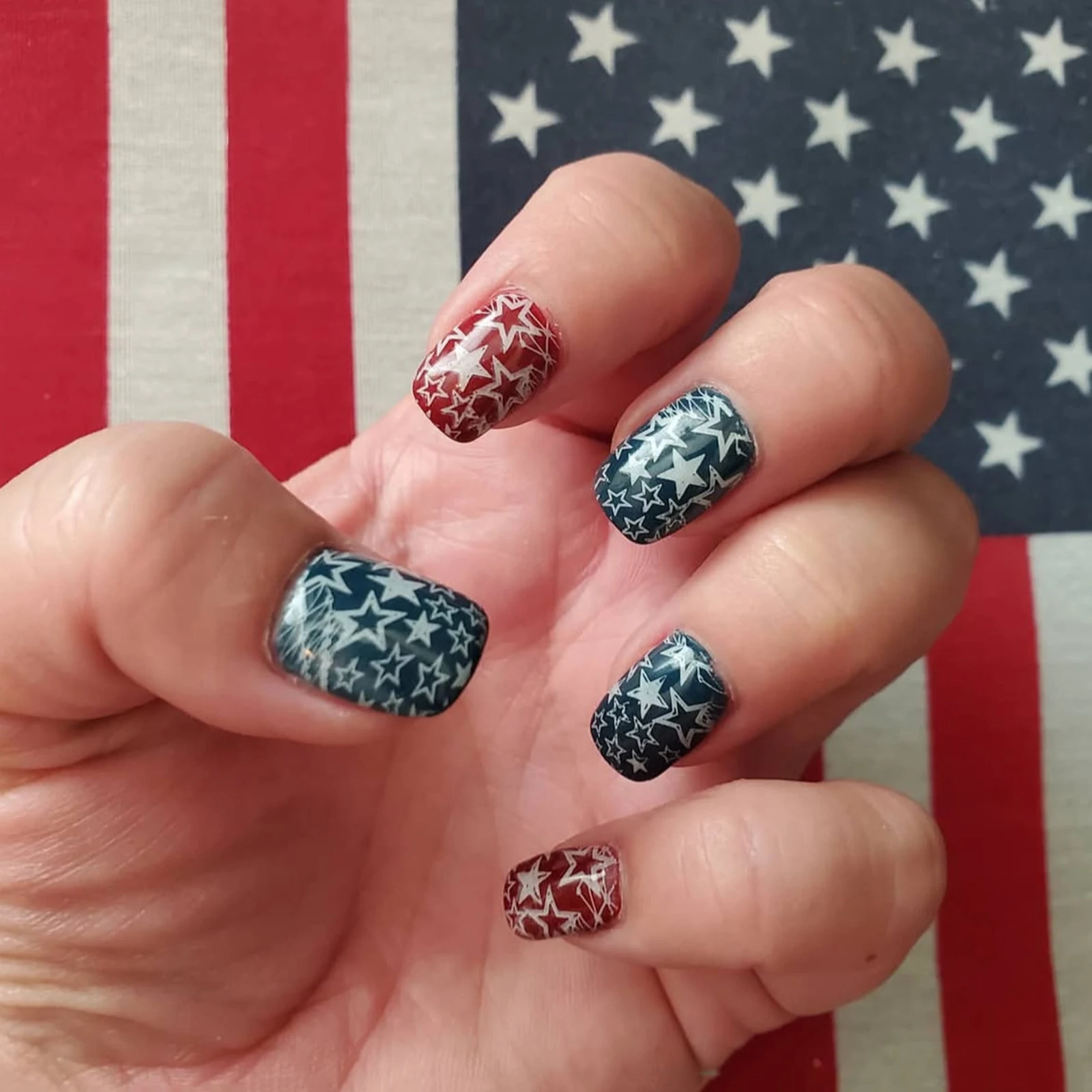 24-unidades-de-unhas-posticas-curtas-azuis-com-estrela-de-cinco-pontas-impressa-em-acrilico-vermelho-para-mulheres-e-meninas-manicure-diy-para-uso-diario-festas