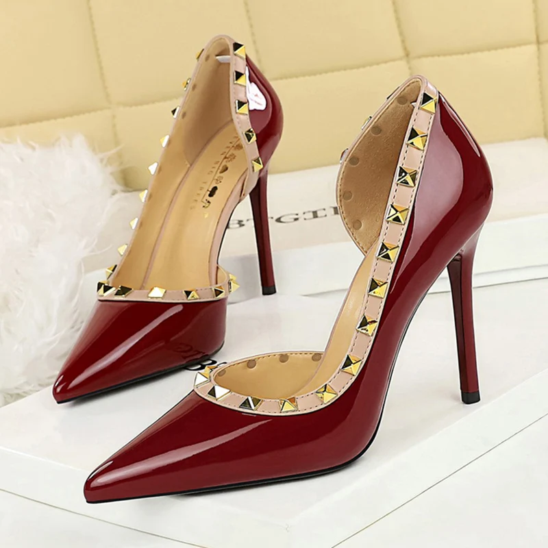 Frauen 10,5 cm High Heels Dame Sexy Nachtclub Spitz Pumpen Weibliche Niet Seite Leere Patent Leder Eden Heels Schuhe