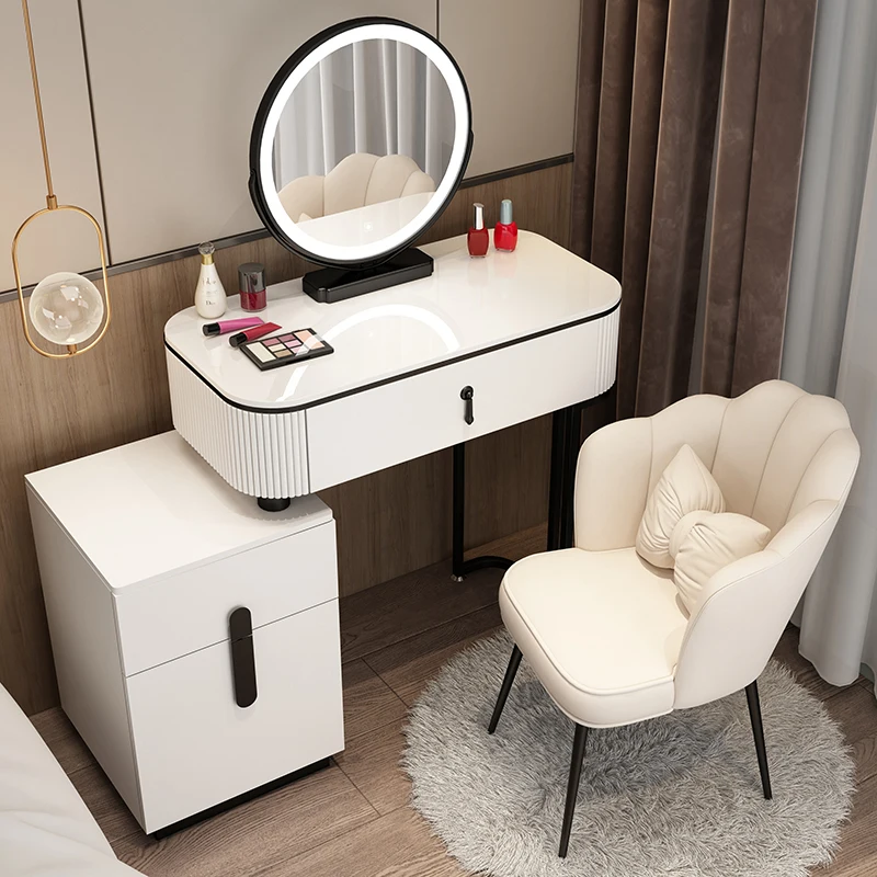 

The new dresser bedroom is modern, simple and small, and the dressing table storage cabinet is integrated with high sense.