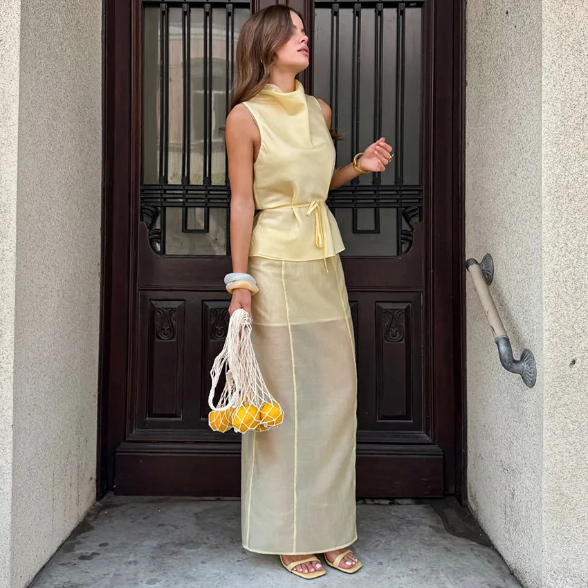 

Женский костюм Весна-Лето 2026: Модный повседневный комплект из топа без рукавов и универсальной прямой длинной юбки-труба