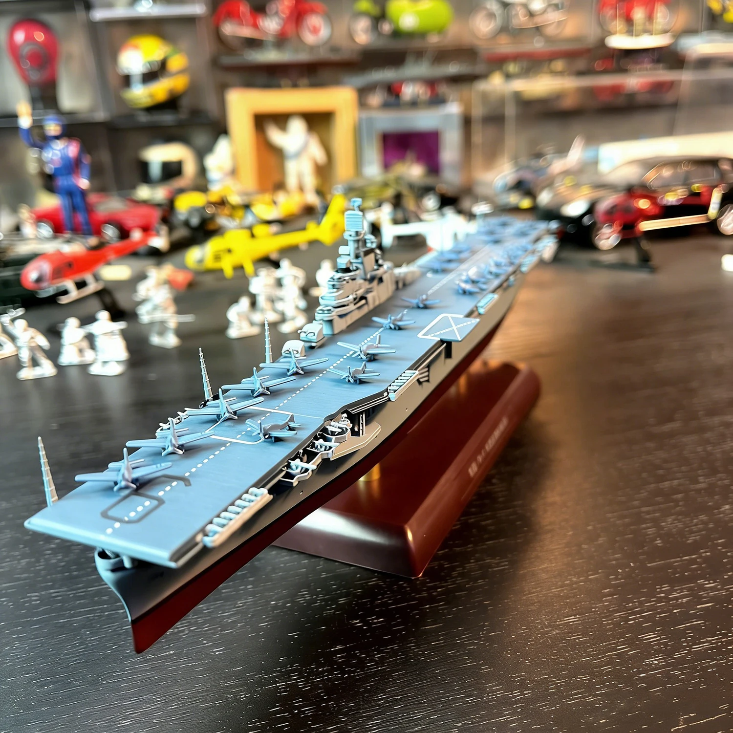 

1/1000 HMS Essex Aircraft Carrier Model 26cm Made of Alloy Material Ships Static Model Ship Toy Ornament Warship Model