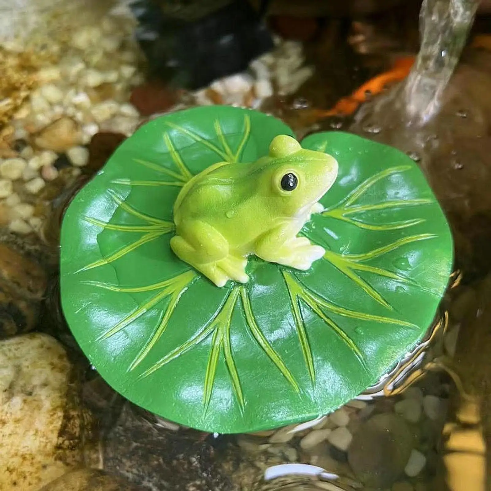 

Floating Water Lily Leaf with Frog Figurine Resin Ornament Decorative Landscaping Accessories for Courtyard Pond Fish Tank Decor