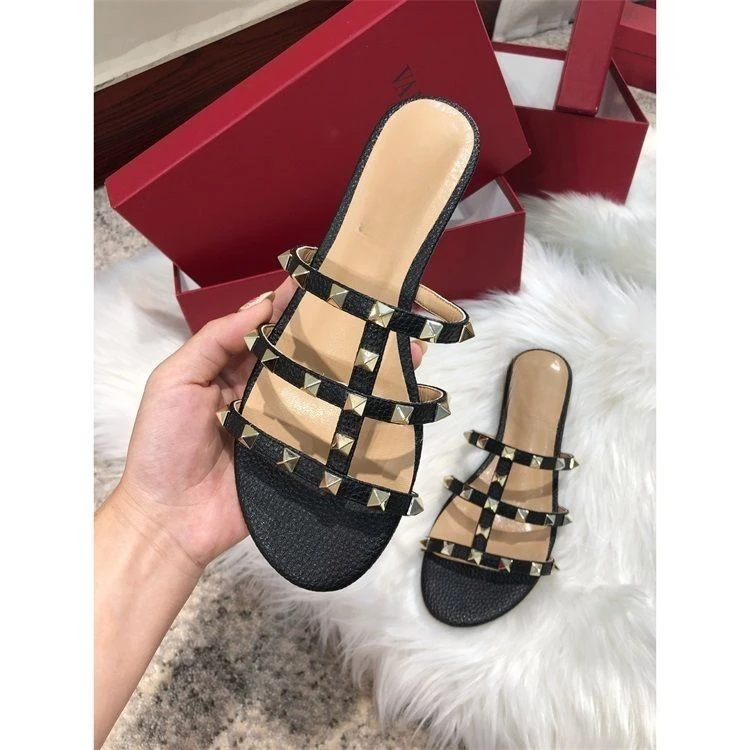 

2024 Summer Fashion New High-quality Luxury Classic Rivet Metal Decorative Flat-bottomed Women's Slippers Casual Fashion Sandals