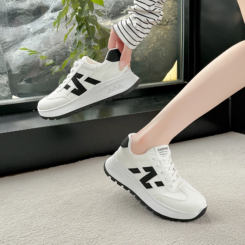 2026 ربيع جديد أحذية رياضية من الجلد المرأة جولة الرأس الدانتيل سميكة القاع حذاء كاجوال احذية الجري العصرية ومتعددة الاستخدامات