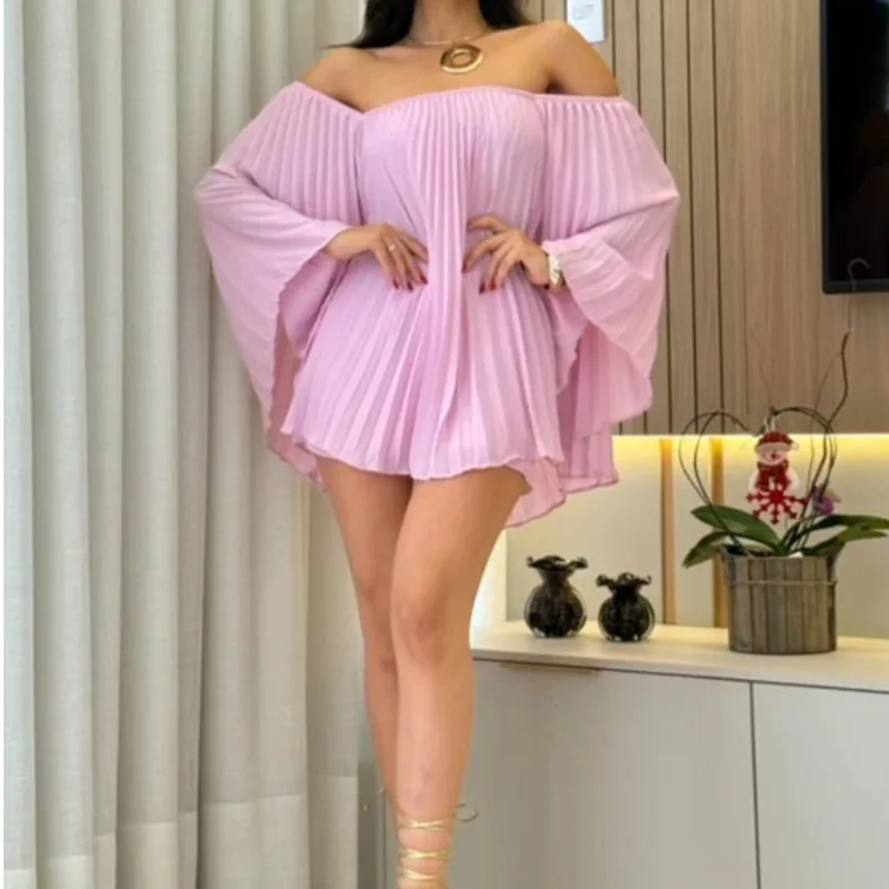 Set da due pezzi a pieghe alla moda, sexy, con spalle scoperte, manica a pipistrello, top sottile, pantaloncini in vita elastica, completo elegante per le donne
